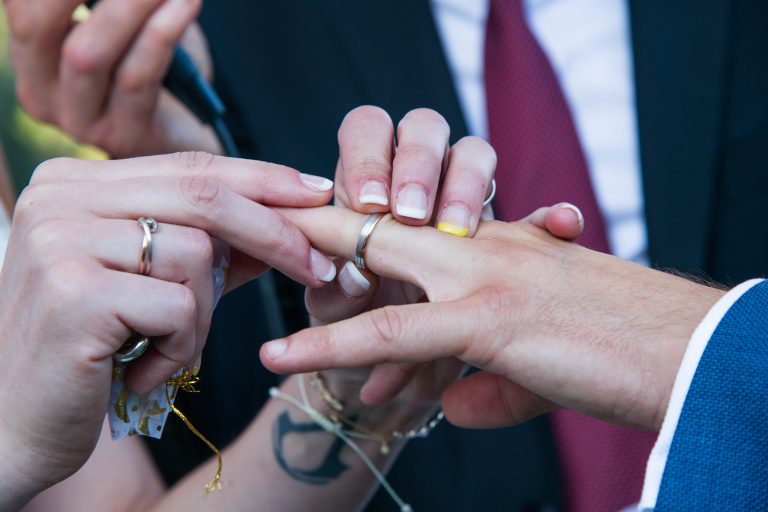 Photographe de mariage : les alliances, ce symbole d’engagement